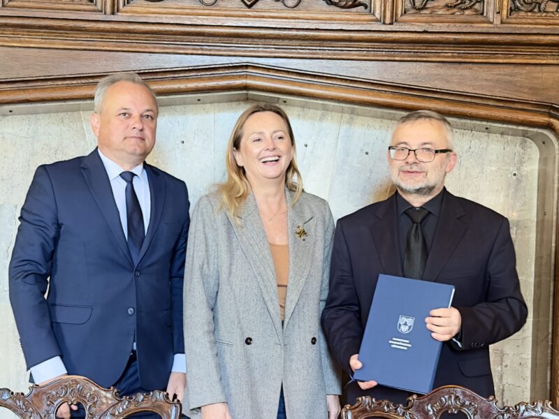 Zdjęcie prezentujące - 300 tys. zł dla Akademii Piotrkowskiej. Pieniądze na sale medyczne i działania dla regionu