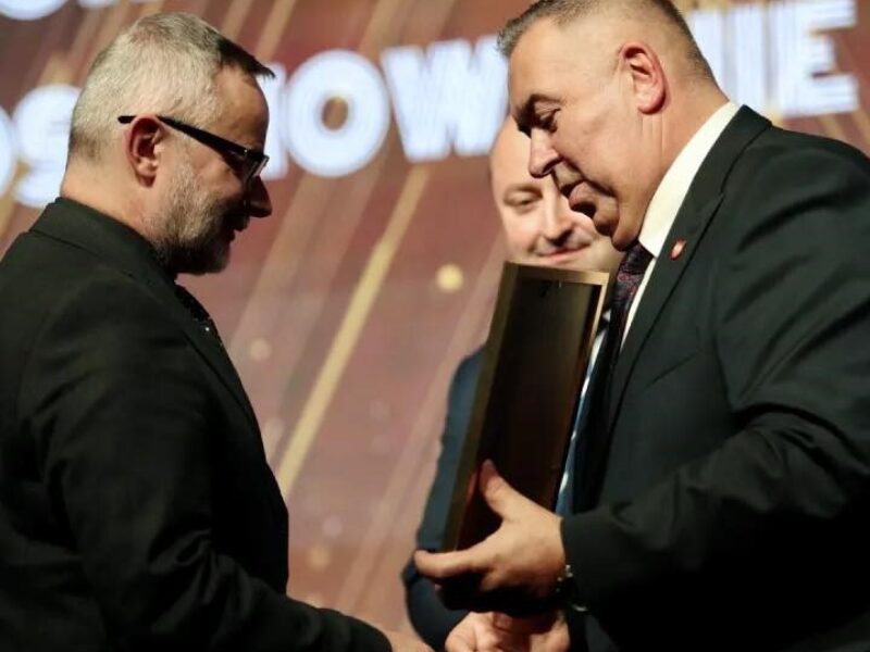 Zdjęcie prezentujące - Rektor Akademii Piotrkowskiej z podziękowaniem za wkład w rozwój regionu